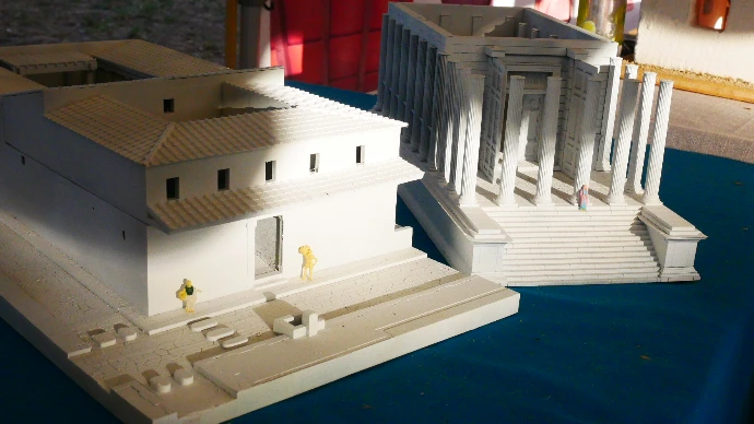 Maquettes d'une domus romaine et de la Maison Carrée de Nîmes.